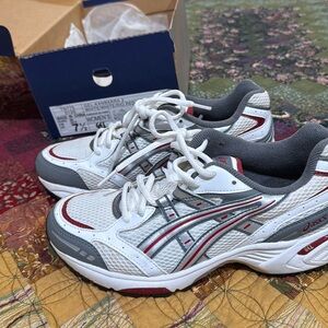 Like new women’s size 7 1/2 asics gel, tennis shoes